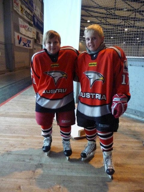 Sandro (links) und Julian voller Stolz im Teamdress