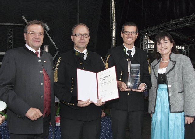 LH Günther Platter mit Obmann Alfred Gabriel, dem Kapellmeister Günter Dibiasi und Landesrätin Beate Palfrader. | Foto: Land Tirol/Die Fotografen