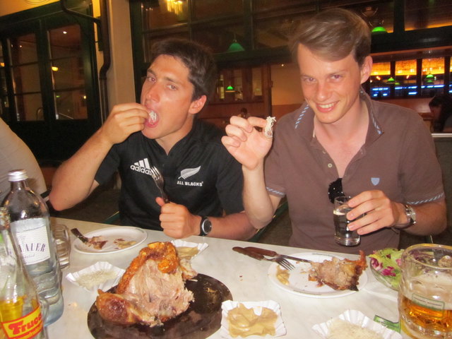 im Schweizerhaus mit Stelze, Kren, Frucade und einem Krügerl!