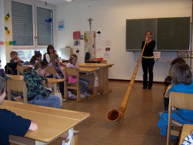 Elisabeth Hirzinger beim Vorstellen des "Hornes"