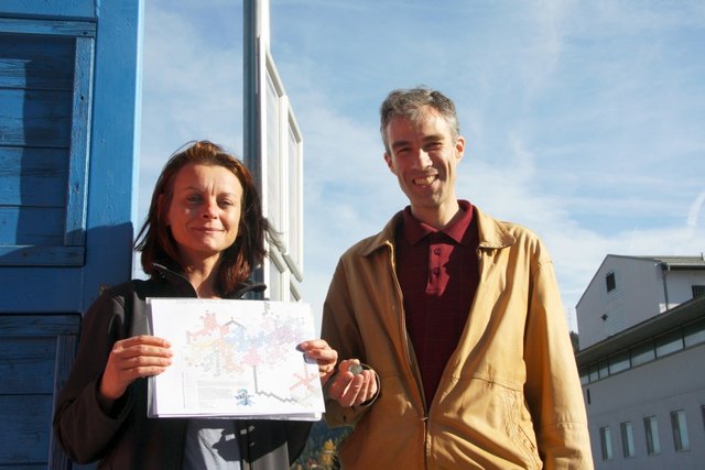 Stadträtin Sonja Pitscheider und Völs-Grün-Gr Martin Amann fordern eine Neukonzipierung des Wabensystems. | Foto: Grüne