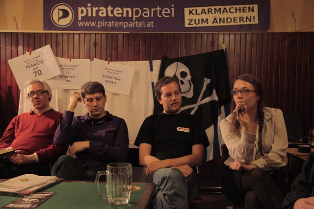 Gemeinsam unter einer Flagge: Christoph Trunk (Piratenpartei Wien) mit Julia Schramm (Piratenpartei Berlin). | Foto: A. Haschka