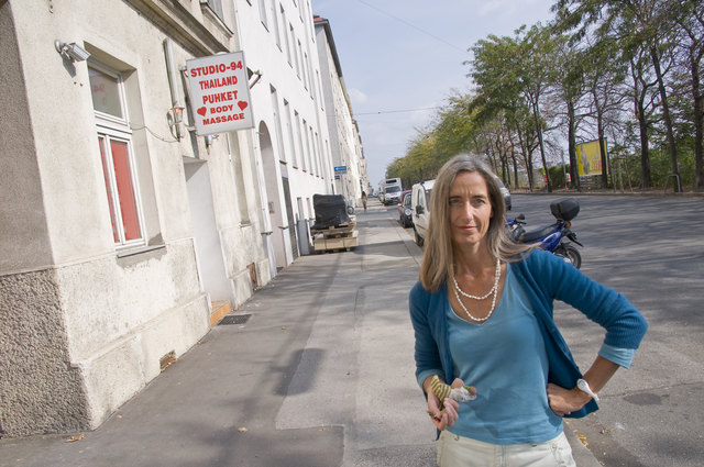 Gabriele Schön von der Initiative Felberstraße befürchtet weitere Erlaubniszonen am Gürtel. | Foto: Schwarz