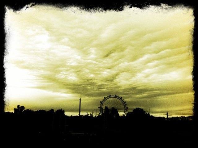 Riesenrad mit Wolken