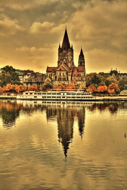 Franz-von-Assisi-Kirche im Herbst