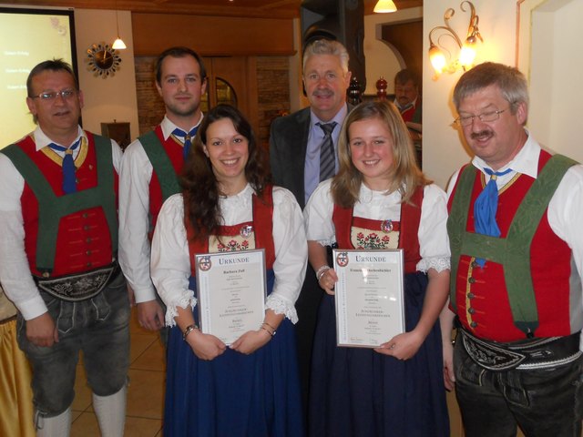 Kpm. Gerald Embacher, Jugendwart Alexander Embacher, Bgm. Ernst Schwaiger und Obmann Georg Krepper mit den geehrten Musikantinnen Barbara Zaß und Franziska Hechenbichler bei der JHV der Bundesmusikkapelle Erpfendorf im Vital-Hotel Berghof