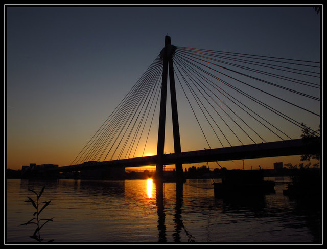 Donaustadtbrücke im Abendlicht
