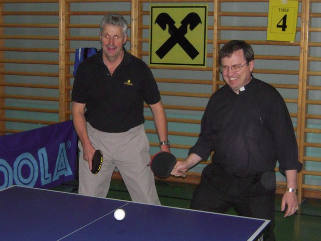 Auch Bürgermeister Ernst Schwaiger und Pfarrer Mag. Georg Gerstmayr werden beim Kirchdorfer Hobby-TT-Turnier am 25. November an der Tischtennisplatte stehen
