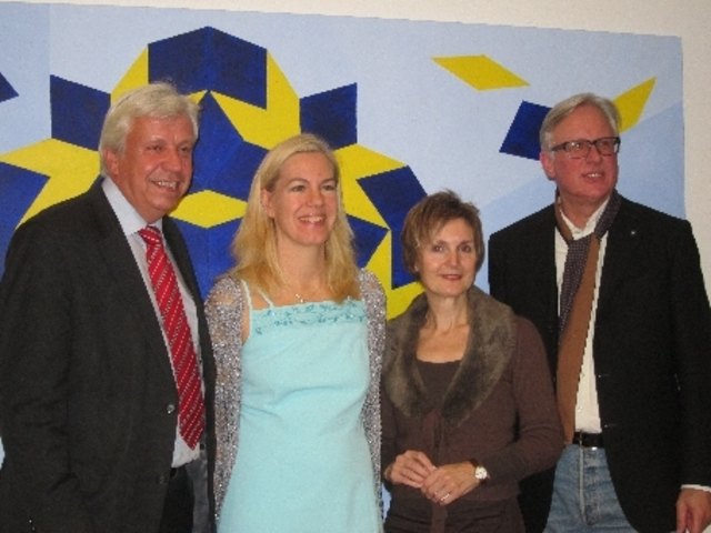 vlnr: Johann Heuras, Martina Schettina, Ingrid Loibl, Carl Aigner, vor dem Bild "Penrose L.A." von Martina Schettina