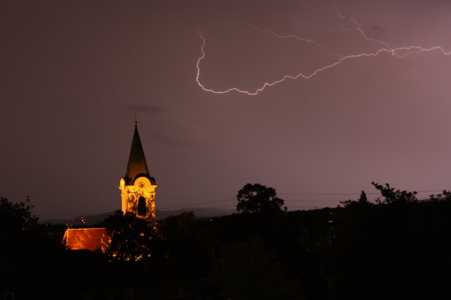 Nächtliches Gewitterschauspiel über Lorettokirche