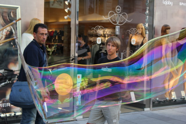 Die große Seifenblase am Graben