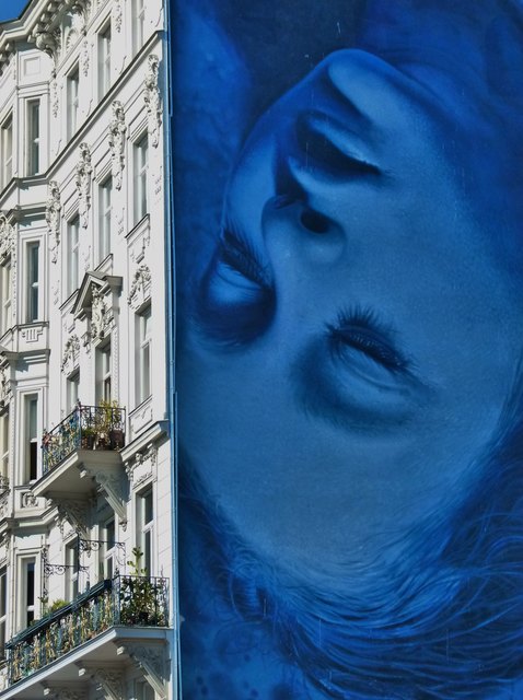 moderne fassade neben altem haus