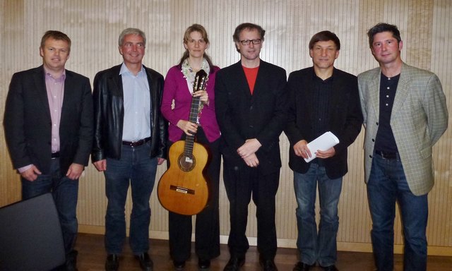 Vize-Bgm Michael Dessl, Vize-Bgm Ing. Albert Margreiter, Gitarristin Alexandra Pezzei, Querflötist Hermann Unterberger, Schauspieler Helmut Häusler, GR Gerhard Maier (Kulturausschuss)