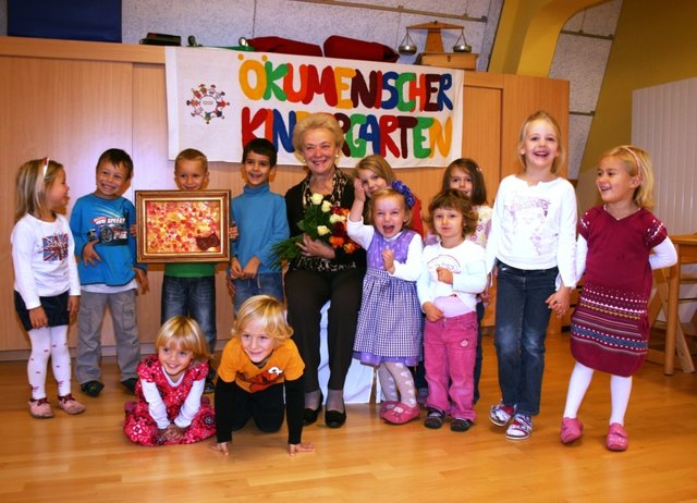 "Oma Franziska" freut sich über Geschenke und ein Geburtstagsständchen zu ihrem 70er.