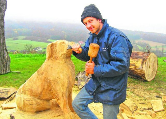 Thomas Rauch mit dem Hirtenhund, der die Schafe der Krippe in Bad Gleichenberg „bewachen“ wird.