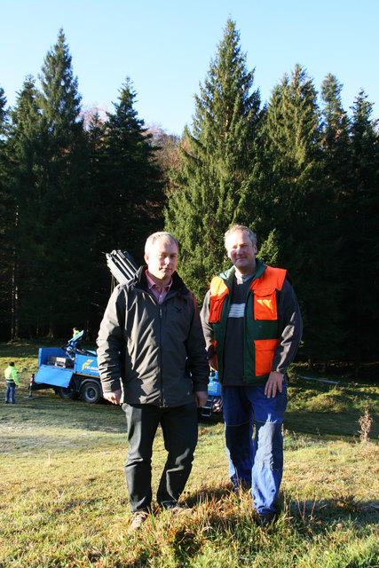Da stand er noch in Adnet, der Salzburger Christkindlmarktsbaum. Bgm. Wolfgang Auer und Peter Krispler sind stolz.