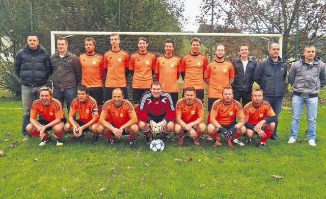 Gnaser Dorfmeister: Das Team von Erwin Prutsch holte den Titel zum dritten Mal nach Perlsdorf. Foto: KK