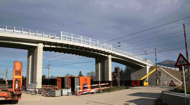 Ein modernes Bauwerk über die S-Bahn Strecke ersetzt die Schrankenanlage.