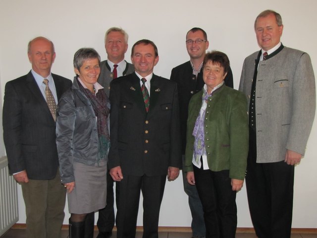Rückblick und Vorausschau boten Obmann Peter Riedl (M.) und Hubert Vorraber (3.v.l.) bei der Kammervollversammlung. | Foto: Landwirtschaftskammer