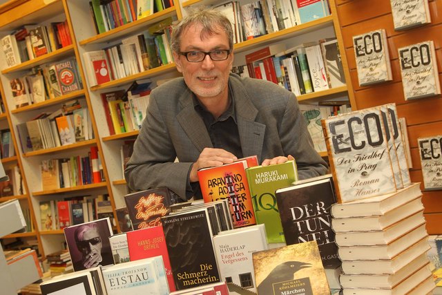 Einer von 110 Buchhändlern im Bundesland Salzburg: Klaus Seufer-Wasserthal ist stolz auf sein breites Buch-Angebot.