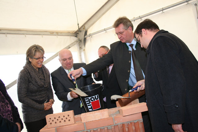 Grundsteinlegung bei Spörk: LR Bohuslav, GF Schwarz, Bgm. Kieslich, BR Kainz und LA Hafenecker (v.li.n.re.)