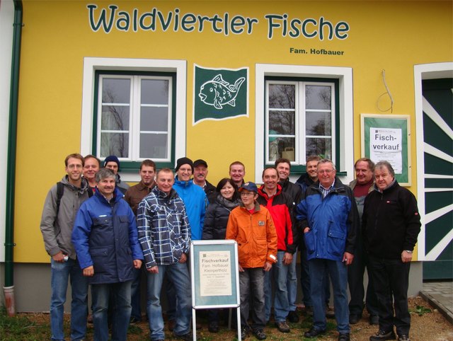 Im Bild: die TeilnehmerInnen Ing. Johann Ableidinger, Bernhard Bräuer, Christian Gratzl, Christoph Hatzmann, Günther Hauer, Robert Haumer, Rudolf Hosner, Bernhard Redl, Christian Redl, Daniela Redl, Franz Scharf, Norman Schlatter, Franz Schlatter, Nicolas Stohandl, Manuel Wald mit Fischmeister Günther Gratzl und Teichwirt Friedrich Hofbauer