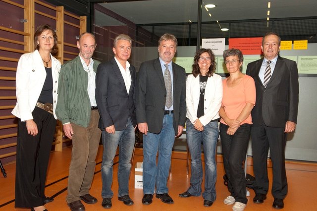 Die Ortsleitbild-Steuerungsgruppe rund um Bürgermeister Josef Kreiser und Fritz Pletzer (mitte).