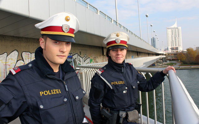 Hier wollte sich die 16jährige in die Donau stürzen. Inspektor Marco Londer und Revierinspektor Petra Roschitz handelten blitzschnell.