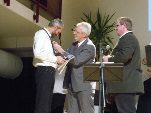 Ehrennadel der Gemeinde Altlengbach für Musikschul-Leiter Peter Aschenbrenner. Überreicht von Bgm. Luftensteiner und VP-Chef Michael Göschelbauer.