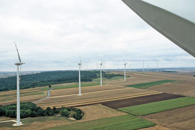 NÖ geht seinen Energie-Weg weiter: Vier neue Windparks wurden für den Brucker Bezirk beschlossen.