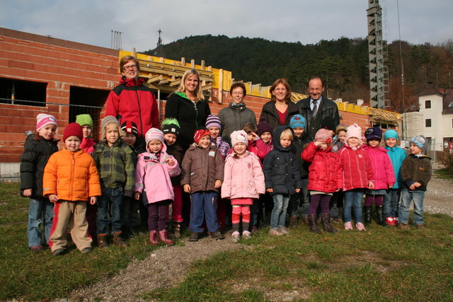 Die Kindergartenkinder im Bild mit Annemarie Lechner, Julia Hornek, Birgit Langer, Silvia Seewald und Franz Seewald.