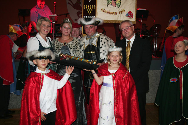 Das neue Faschingsprinzenpaar Hans Peter I. und Maria I. mit LR Karin Scheele, Hans Trink (r.) und Rudolf Stadelhuber