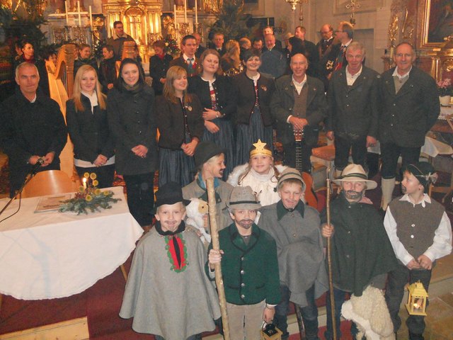 Für eine besinnliche Stimmung werden viele Mitwirkende beim 15. Kirchdorfer Adventsingen am 8. Dezember ab 19 Uhr in der Pfarrkirche St. Stefan sorgen