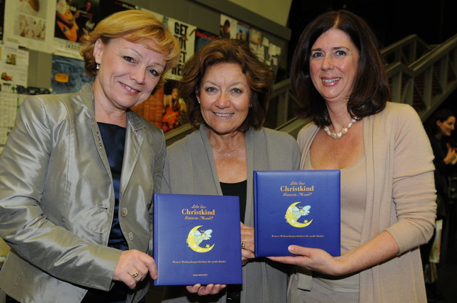 Herausgeberinnen Barbara Brunner und Caroline Kleibel mit Ilse Spadlinek, die bei der Buchpräsentation einige Geschichten zum Besten gab.