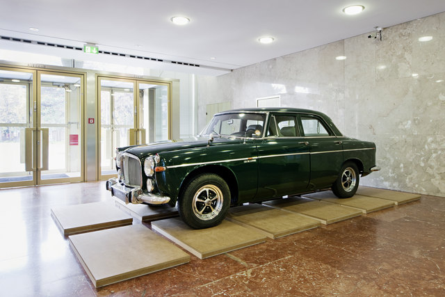 Dieser Rover war Bruno Kreiskys rollendes Büro. Jetzt steht er im Foyer des WienMuseums.