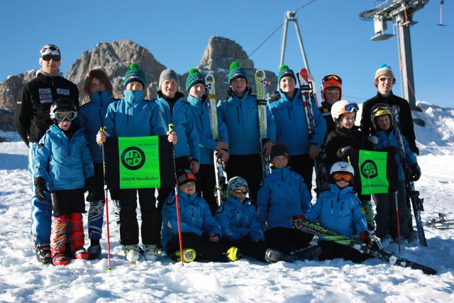 sitzend v.l.n.r.: Patrick Schauppenlehner, Jakob Schneider, Niklas Riegler, Stefan Koch; stehend v.l.n.r.: Markus Erhardt, Kilian Mayrhofer, Valentin Hüttenbrenner, Tobias Haslinger, Andreas Fuchsluger, Lukas Bair, Fabio Kohout, Felix Haslinger, Paul Pöchgraber, Luisa Leidl, Florian Koch und Philip Ganser
