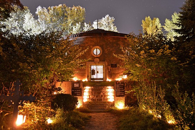 Friedhof der Namenlosen bei Nacht