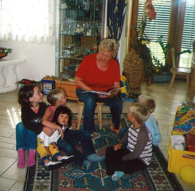 Anna Schwab beim Vorlesen. Ihre kleinen Schützlinge horchen ganz gespannt zu.