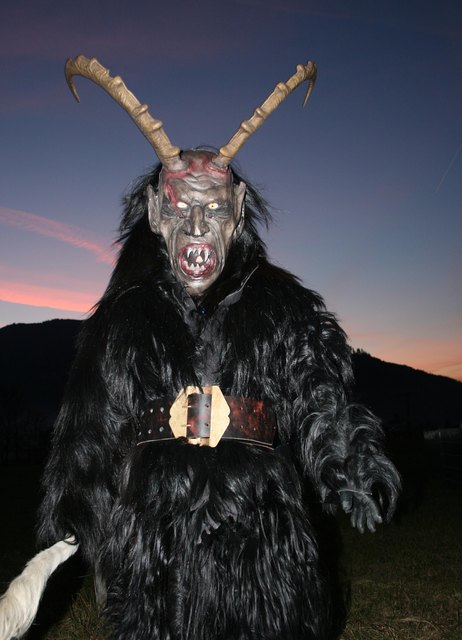 In Saalfelden sind bereits die ersten dunklen Gestalten unterwegs. In diesem Fall einer der wohl zuvor einen Ziegenbock "skalpiert" hatte. Der Gestank war auf jeden Fall bestialisch ....