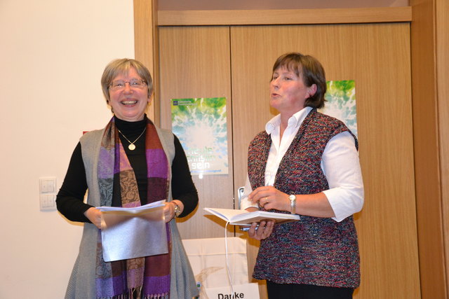 Schwester Judit Nötstaller (li.) und Dekanatsleiterin Regina Gfall.