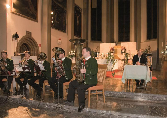 Die Adventabende in der Pfarrkirche Imst stehen ganz im Zeichen der Ruhe, Besinnung und Einkehr.