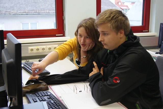 Foto: J. Gutsche und S. Kopecky bei Problemlösung (bfi IT-L@Bs Kärnten)