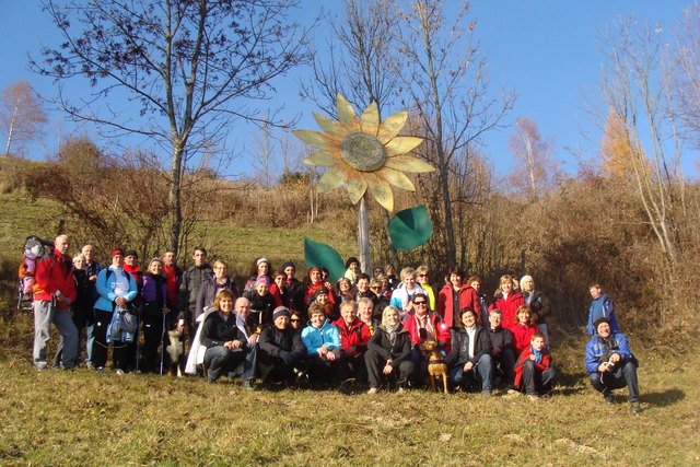Unzählige Skulpturen säumen den Stanzer Sonnenweg: ein Gruppenfoto mit den teilnehmenden ÜbungsleiterInnen bei der Jahresabschlusswanderung