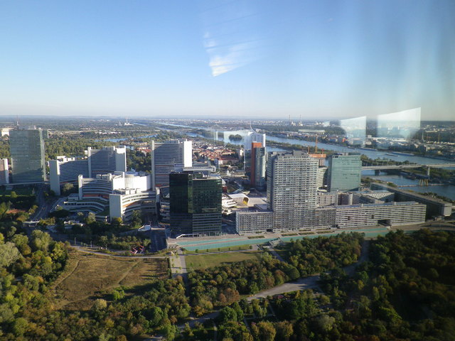 Die Uno City im Sonnenschein