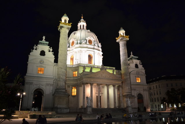 Karlskirche bei Nacht