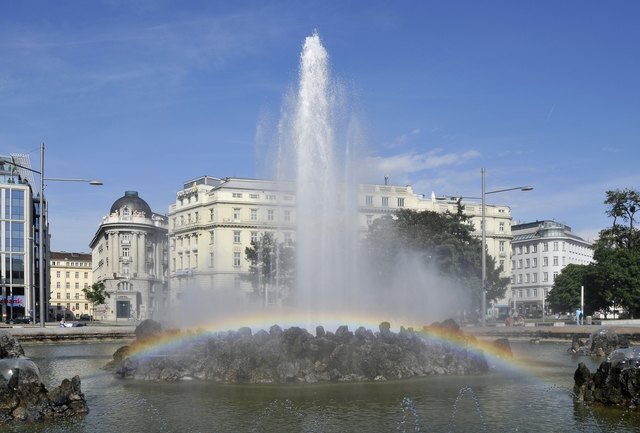 Hochstrahlbrunnen am Schwarzenbergplatz  mit Regenbogen