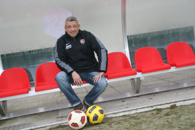 Auf der Trainerbank fühlt sich Robert Kurka wohl. Vor allem, wenn seine U18 spielt.