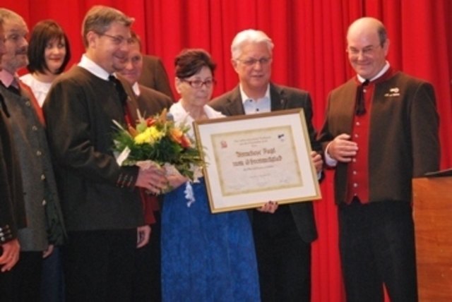 v.r.n.l.: Obm. Klaus Loukota, LR Gerhard Reheis; Anneliese Fiegl, Bgm. Siegfried Neururer, Kassier Gerhard Neurauter, Bgm. Walter Schöpf