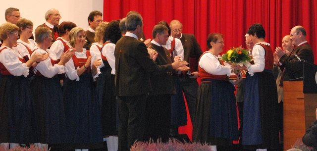 LR Reheis, die Pitztaler Bürgermeister, Viktor Schellhorn vom Tiroler Sängerbund und der Pitztalchor gratulieren Hildegard Neuner