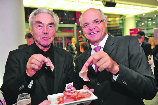 Beppo Mauhart und Karl Stoss ließen es sich nicht nehmen, gleich die Spezialitäten zu verkosten. | Foto: P. Hutter